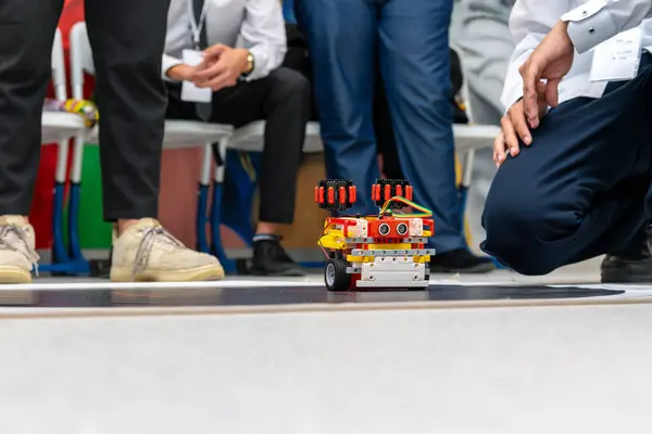 Bir okul çocuğu ve inşaatçı robotu savaşa hazırlar.