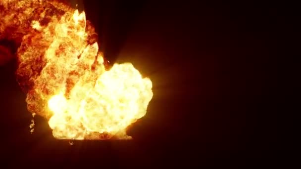 黒い背景に孤立した壮大な爆発のシリーズ その後のダイナミックな構成は 明るいカラフルな爆発 衝撃波 空間を満たす煙のパフを爆発させる — ストック動画
