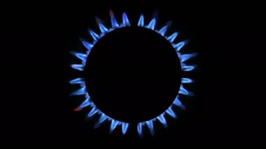 Geceleri parlayan bir mutfak ocağının üst görüntüsü, yakın plan. Doğal gaz konsepti. Gaz sobası yanan bir ocakla açılıyor.