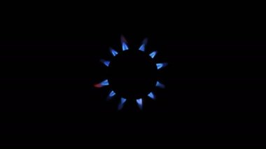 Geceleri parlayan bir mutfak ocağının üst görüntüsü, yakın plan. Doğal gaz konsepti. Gaz sobası yanan bir ocakla açılıyor.