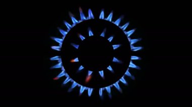 Geceleri parlayan bir mutfak ocağının üst görüntüsü, yakın plan. Doğal gaz konsepti. Gaz sobası yanan bir ocakla açılıyor.