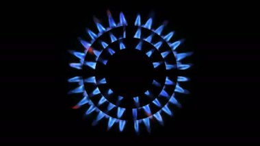 Geceleri parlayan bir mutfak ocağının üst görüntüsü, yakın plan. Doğal gaz konsepti. Gaz sobası yanan bir ocakla açılıyor.
