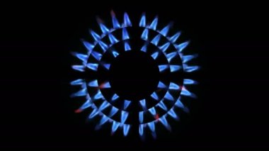 Geceleri parlayan bir mutfak ocağının üst görüntüsü, yakın plan. Doğal gaz konsepti. Gaz sobası yanan bir ocakla açılıyor.