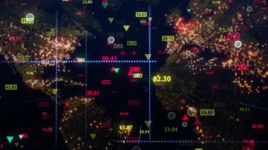 Dünya 'nın dijital haritasının arka planına karşı borsa verilerini değiştirmek. Sabit kamera. Finans piyasasında hareketlilik. Alıntıların sanal görüntüsü. Döngülü, 4K