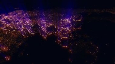 Dünya 'nın dijital haritasının aydınlatması yavaş yavaş değişiyor. Taşınabilir kamera. Megalopolislerin ışıkları yumuşak bir parıltıyla harmanlanır. Herhangi bir video, grafik ya da proje için mükemmel bir arka plan. Döngülü, 4K