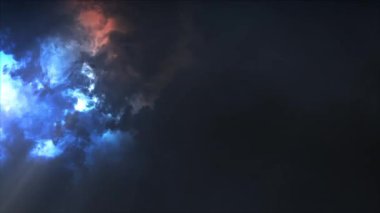 Yıldırım boşalması ve bulutlardaki ışık efektleri. Parlak yıldırımlar halinde gök gürültülü bulutlar. Kötü hava. Döngülü