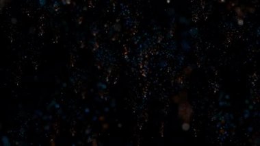 Parlak renkli parçacıklar halinde konfeti zarif bir şekilde iniyor ve havada dönüyor. Neşeli ve şık bir sunum için ideal bir arka plan.