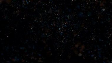 Parlak renkli parçacıklar halinde konfeti zarif bir şekilde iniyor ve havada dönüyor. Neşeli ve şık bir sunum için ideal bir arka plan.