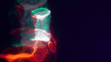 Birbirine dolanmış noktaların üç boyutlu yapılandırması. Koyu arkaplanda parlak ipliklerden ve yüzeylerden oluşan parlak renkli teknolojik arka plan