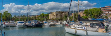 SANT CARLES DE LA RAPITA, İSPAN 16 Eylül 2022: Sant Carles de la Rapita 'daki sahil şeridi. Tekneli Tarragona, panorama