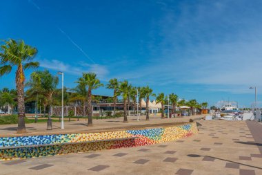 SANT CARLES DE LA RPITA, İSPAN - 16 Eylül. 2022: Sant Carles de la Rapita 'daki sahil şeridi. Tarragona 'da yürüyüş pisti ya da gezinti güvertesi