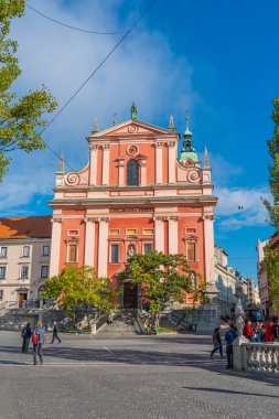 LJUBJANA, SLOVENIA - NOVEMBER 05.2022: Slovenya 'nın başkenti Ljubljana' daki muhteşem mimari Fransisken kilisesi,