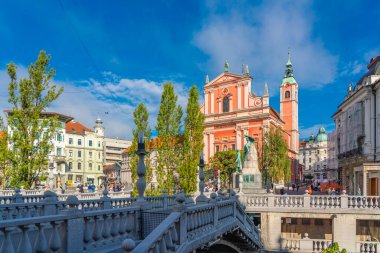 LJUBJANA, SLOVENIA - NOVEMBER 05.2022: Slovenya 'nın başkenti Ljubljana' daki muhteşem mimari Fransisken kilisesi