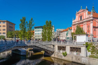 LJUBJANA, SLOVENIA - NOVEMBER 05.2022: Slovakya 'nın başkentinde üçlü köprü ve mimari binalar
