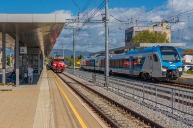 Celje, Slovenya - Ekim 03, 2022: Slovenya Demiryolları Elektrik kamu kırmızı ve mavi nakliye treni bir tren istasyonunda duruyor.
