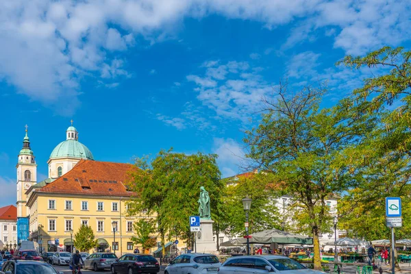 stock image LJUBJANA, SLOVENIA - NOVEMBER 05.2022: Street view with architectural buildings in the capital of slovenia, background the tower of the Cathedral