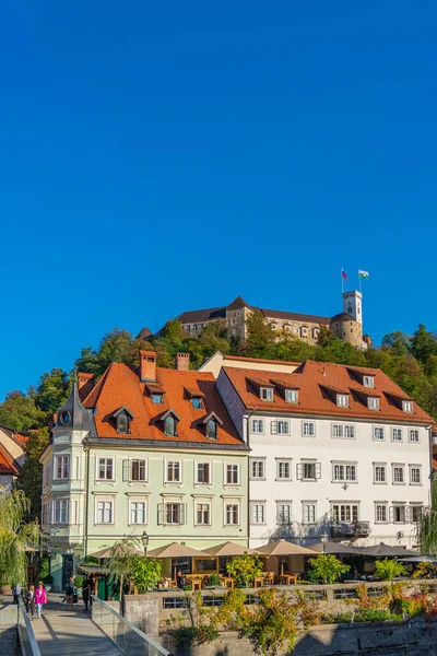 LJUBJANA, SLOVENIA - NOVEMBER 05.2022: Slovenya 'nın başkenti Ljubljana' daki mimari binalar, kalenin arka planı