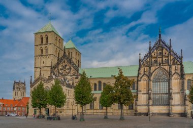 Muenster, Almanya - 13 Eylül 2022: Eski Muenster kasabası ve Cathedral 'li yaya bölgesi, arka plan Ueberwasserkirche