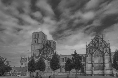 Muenster, Almanya - 13 Eylül 2022: Eski Muenster kasabası ve Katedral 'li yaya bölgesi, siyah-beyaz