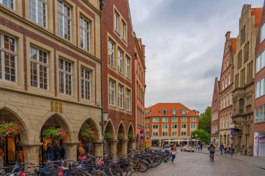 Muenster, Almanya - 13 Eylül 2022: İnsanlarla dolu eski tarihi Muenster bölgesi