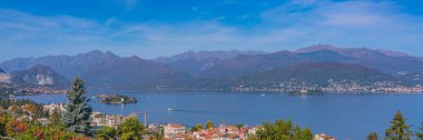 Maggiore Gölü, göl manzaraları. Alpleri destekle