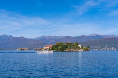Stresa 'daki Maggiore Gölü, Isola Bella Gölü manzarası feribotlu Bella Adası, İtalya' daki Alpler.