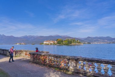 STRESA, İTALYA 29 OKTOBER. 2022: İtalyan gölü Maggiore, bir çiftle gezinti güvertesinden göle bakın.