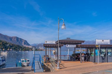 STRESA, İTALYA 29 OKTOBER. 2022: Maggiore Gölü 'nün Isola Bella' ya giden feribot terminali.
