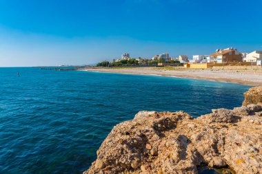 Valencia İspanya, Costa del Azahar 'da Vinaros' taki sahil şeridi.