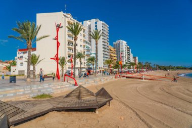 VINAROS, SPAIN - 15 Ekim 2022: Sabah Costa del Azahar 'daki Vinaros' ta insanlarla gezinti