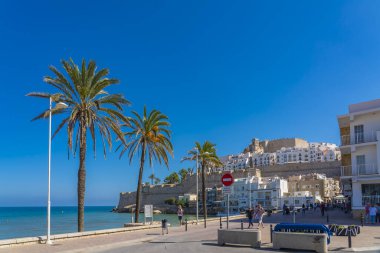 PENISCOLA, SPAIN - 15.2022: Peniscola kıyı şeridi gezinti güvertesi, costa del azahar Castellon, İspanya 'daki valencian topluluğu.