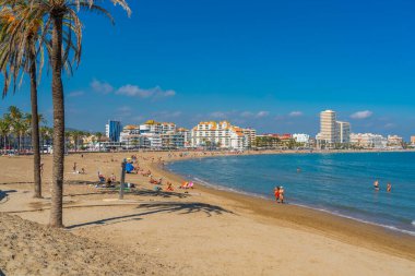PENISCOLA, İspanya - 15.2022: Castellon 'da Costa del Azahar sahilinde Peniscola kıyı şeridi, valencian topluluğu.