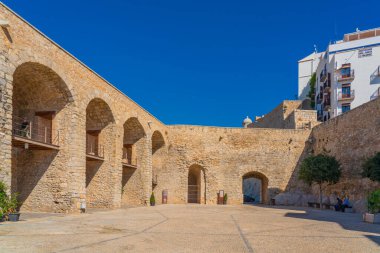 PENISCOLA, İspanya - 15.2022: Castellon 'daki costa del azahar' da Peniscola Şatosu,