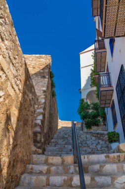 PENISCOLA, SPAIN - 15.2022: İspanya 'daki Valencian topluluğu Castellon' daki costa del Azahar 'da Peniscola kalesinde yürüyüş yolu