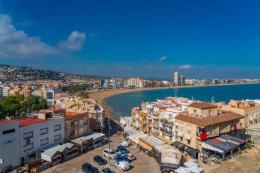 PENISCOLA, İspanya - 15.2022: İspanya Valencia Topluluğu Castellon Costa del Azahar 'daki Peniscola kıyı şeridine bakın.
