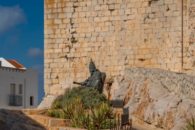 Antitipope Benedict XIII, İspanya 'nın Castellon kentindeki Costa del Azahar kalesindeki Peniscola' da heykel.