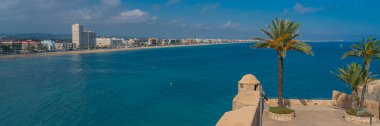 Peniscola 'nın sahil şeridini Castellon' daki Costa del Azahar kalesinden izleyin..