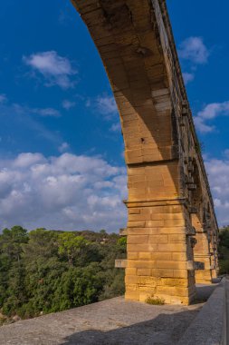 Pont du Gard 'dan üç katmanlı su kemeri, Roma zamanında Gardon, Provence nehrinde inşa edilmiş.