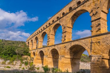 Pont du Gard, Provence, Gardon nehrindeki portakal kabuklu kireç taşından üç katmanlı su kemeri.