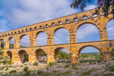 VERS PONT DU GARD, FRANCE - 31.2022: 