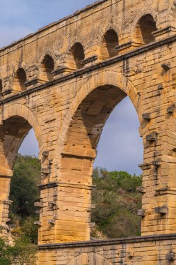 Pont du Gard üç katlı su kemeri turuncu kireçtaşından, dikey