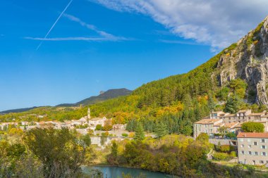 Fransa 'nın Alpes-de-Haute-Provence departmanındaki Sisteron kasabasında Rocher de la Baume Panoraması