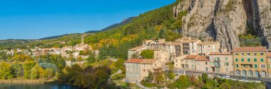 Fransa 'nın Alpes-de-Haute-Provence departmanındaki Rocher de la Baume Dağı' ndaki rahibe köyü.