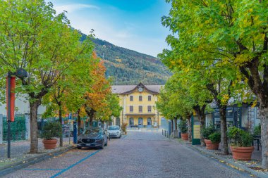 TIRANO, İtalya - 28 Ekim 2022: Tiran 'ın tren istasyonundaki manzarası. Tirano, Valtellina ilinin Sondrio ilçesine bağlı bir beldedir.