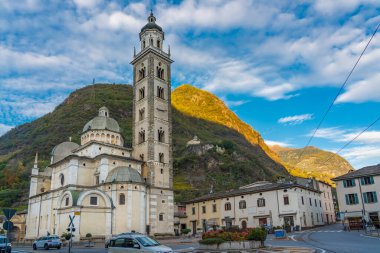 TİRAN, İTALYA - 28 Ekim 2022: Tirano sokaklarındaki Saint Martin Kilisesi 'ne bakın. Tirano, Valtellina 'da bir şehirdir.