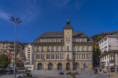 SANKT MORITZ, SWitness ZERLAND - 28 Ekim 2022: Güneşli bir günde, sonbaharda St. Moritz 'in şehir manzarası