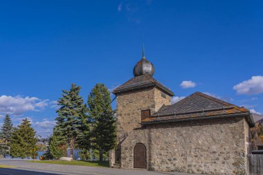 St. Moritz 'de soğan kubbesi olan eski bir bina. St. Moritz Gölü' nde.