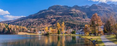 St. Moritz Gölü üzerindeki panorama manzarası. Sonbahar renklerinde Engadine 'de, arka planda dağlar.