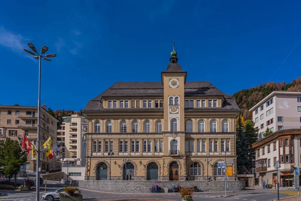 SANKT MORITZ, SWitness ZERLAND - 28 Ekim 2022: Güneşli bir günde, sonbaharda St. Moritz 'in şehir manzarası