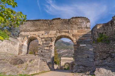 Arkaplanda Susa 'daki tarihi Augustus kemeri, Piedmont İtalya
